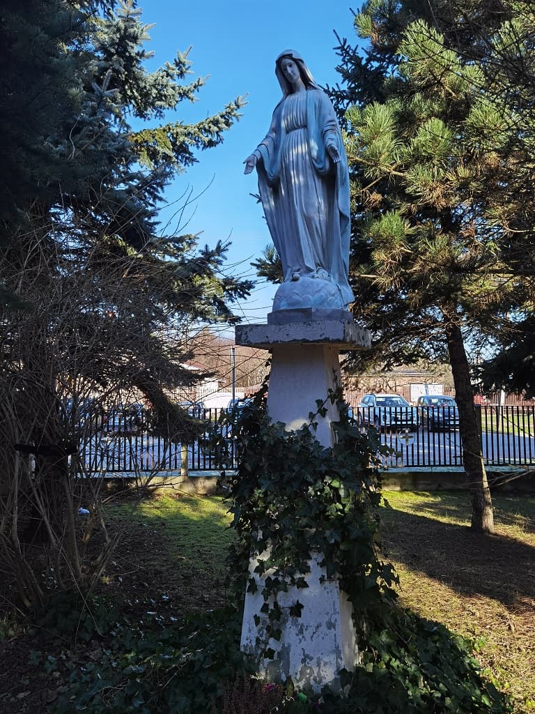 Figura Matki Bożej przy kościele