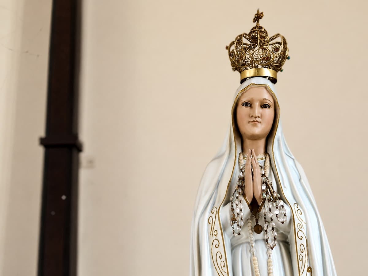 Figura Matki Bożej Fatimskiej w koronie